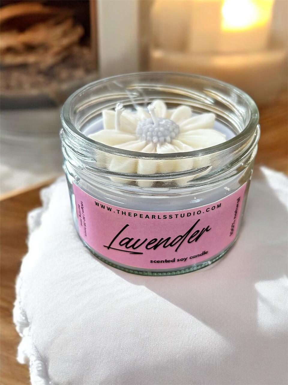 Daisy jar candle